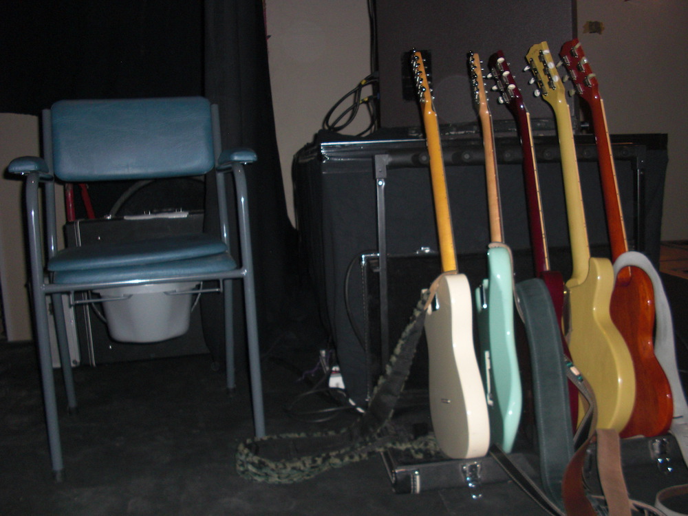 Guitares et chiottes. L'arsenal du vieux rockeur.